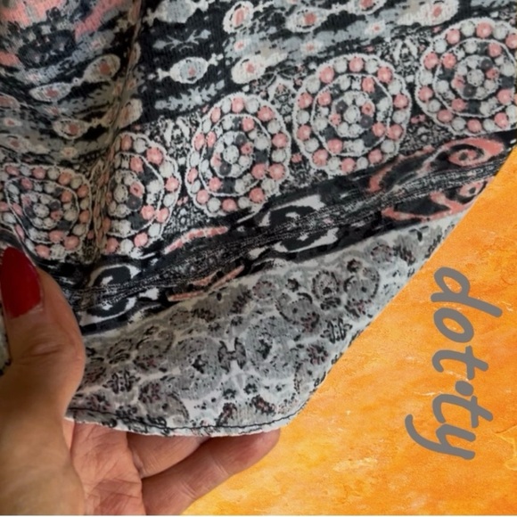 Women's Patterned Gray and Pink Top w/ 🦋 embroidery - Picture 5 of 11